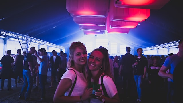 Dos chicas divirtiéndose en un club